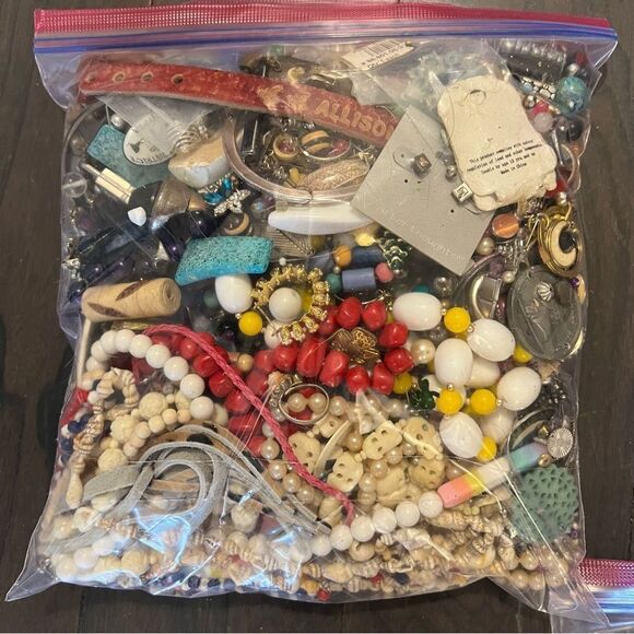 3 LB JUNK & CRAFT JEWELRY LOT - Picture 7 of 12